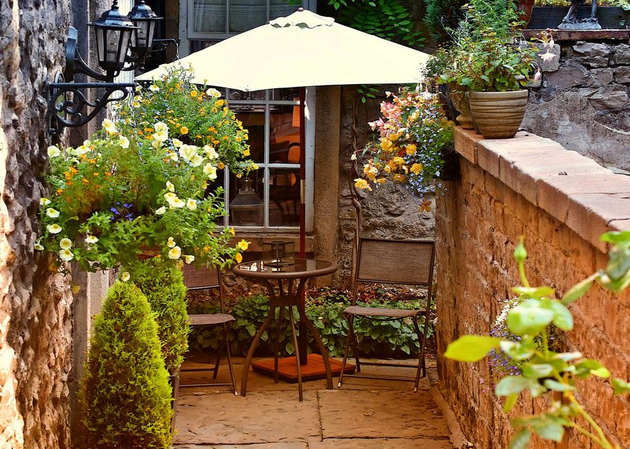 cómo convertir tu balcón en un jardín con muebles